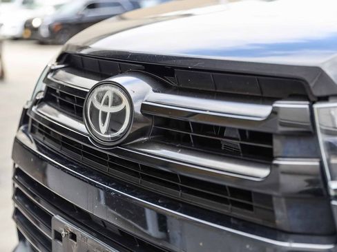 Used 2017 Toyota Highlander SE w/ Carpet Mat Package image 8