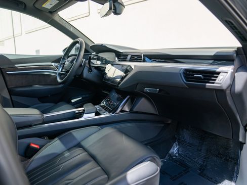 Used 2019 Audi e-tron Prestige w/ Prestige Package AWD/4WD image 23