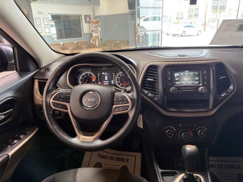 Used 2017 Jeep Cherokee Sport image 13