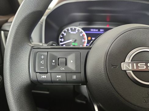 Used 2023 Nissan Rogue SV image 16