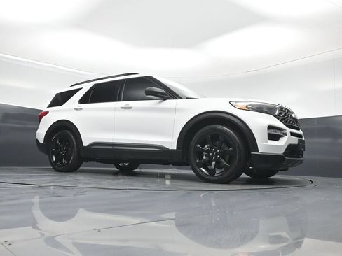 Used 2021 Ford Explorer XLT w/ Equipment Group 202A RWD image 3