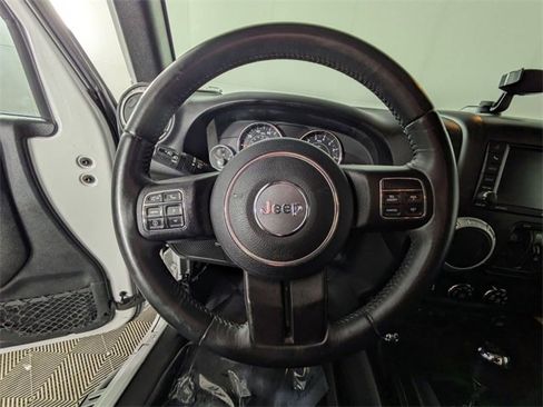 Used 2015 Jeep Wrangler Unlimited Rubicon w/ Connectivity Group image 15