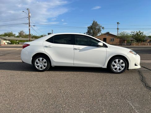 Used 2018 Toyota Corolla LE FWD image 3