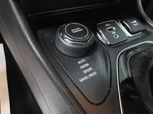 Used 2019 Jeep Cherokee Limited AWD/4WD image 15