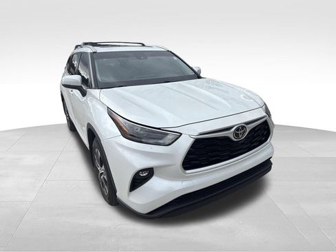 Used 2022 Toyota Highlander XLE AWD/4WD image 4