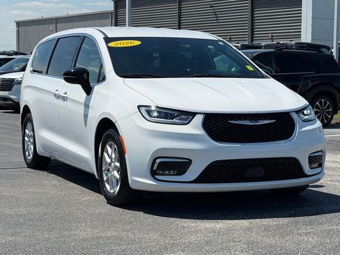 Used 2026 Chrysler Pacifica Select FWD image 2