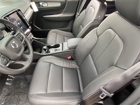 New 2025 Volvo XC40 B5 Core image 20