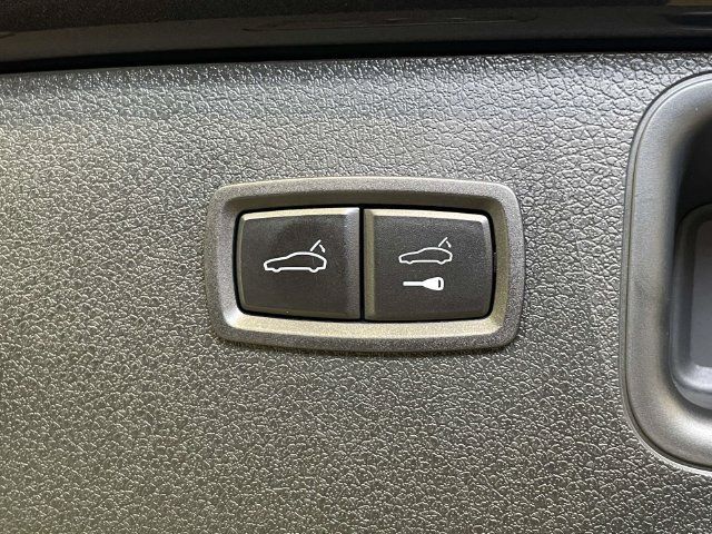 Certified 2025 Porsche Macan AWD/4WD image 20