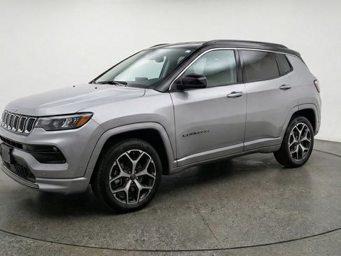 Used 2025 Jeep Compass Limited AWD/4WD image 3