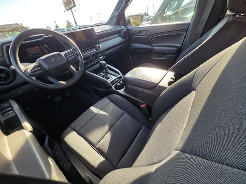 Used 2023 Chevrolet Colorado Trail Boss w/ Technology Package AWD/4WD image 9