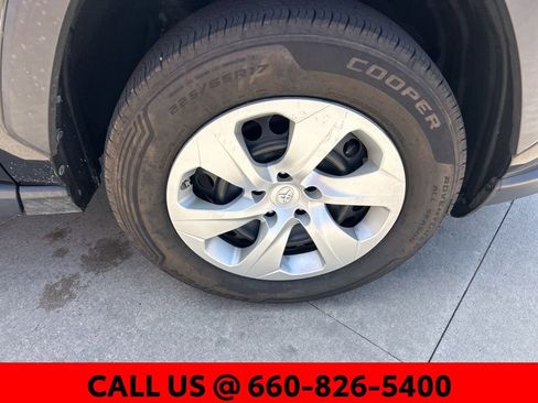 Used 2020 Toyota RAV4 LE FWD image 5