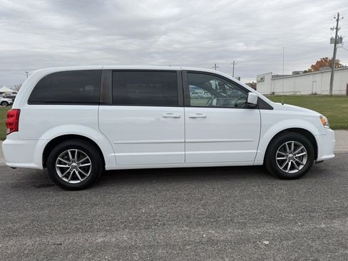 Used 2016 Dodge Grand Caravan SE image 9
