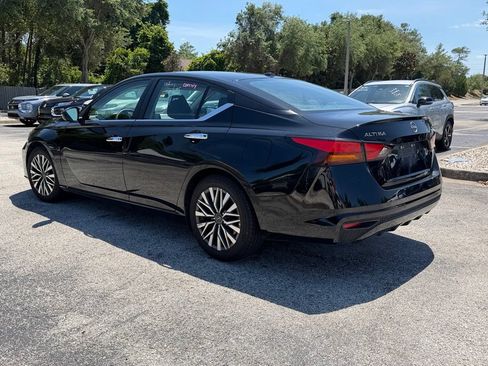 Used 2024 Nissan Altima 2.5 SV FWD image 4