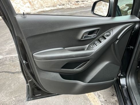 Used 2022 Chevrolet Trax LT w/ LT Convenience Package image 11