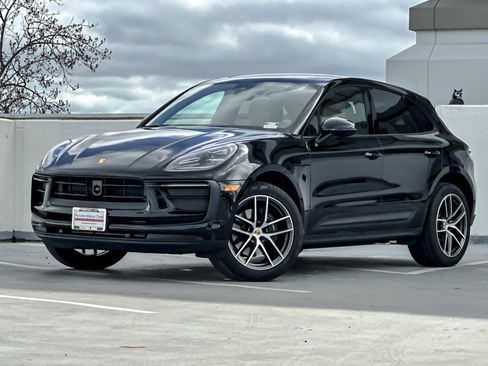 Certified 2025 Porsche Macan image 1