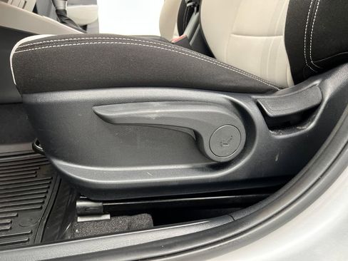 Used 2025 Hyundai Venue SEL FWD image 10