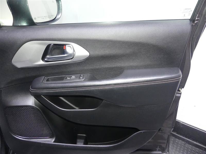 Used 2019 Chrysler Pacifica Limited w/ Advanced Safetytec Group FWD image 19