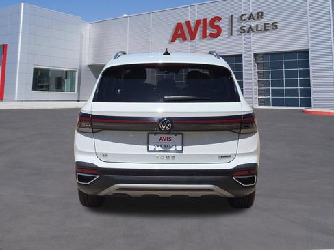 Used 2025 Volkswagen Taos SE AWD/4WD image 5