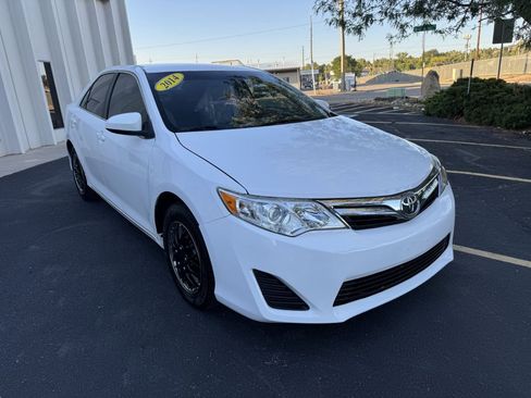 Used 2014 Toyota Camry L image 9