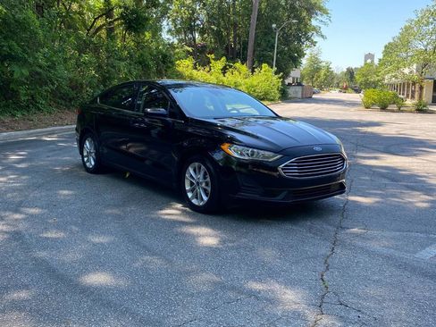 Used 2020 Ford Fusion SE FWD image 3