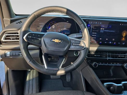 Used 2025 Chevrolet Traverse LT AWD/4WD image 16