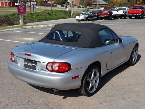 Used 2003 MAZDA MX-5 Miata RWD image 17