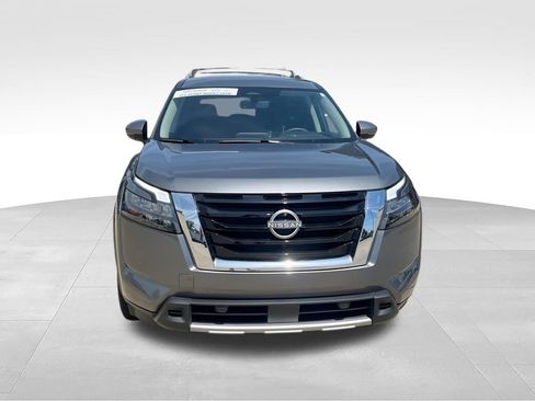 Used 2025 Nissan Pathfinder SL AWD/4WD image 3