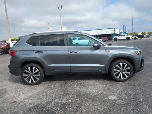 Used 2024 Volkswagen Taos SE FWD image 3