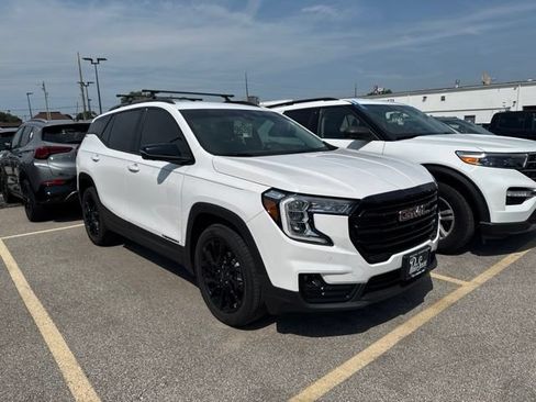 Used 2023 GMC Terrain SLT w/ Tech Package FWD image 4