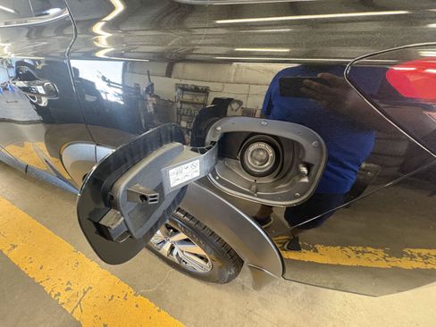 Used 2025 Nissan Pathfinder SL FWD image 3