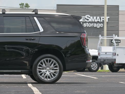 Used 2025 Chevrolet Tahoe LT RWD image 6