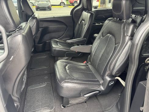 Used 2022 Chrysler Pacifica Touring-L w/ S Appearance Package FWD image 26