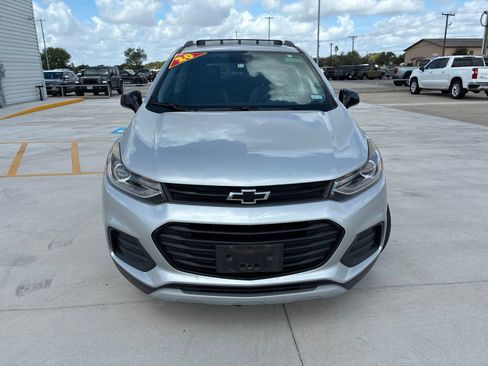 Used 2020 Chevrolet Trax LT w/ Sun & Sound Package FWD image 8