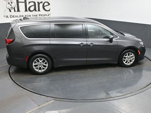 Used 2023 Chrysler Pacifica Touring-L FWD image 39