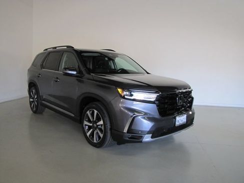 Certified 2025 Honda Pilot Touring image 3