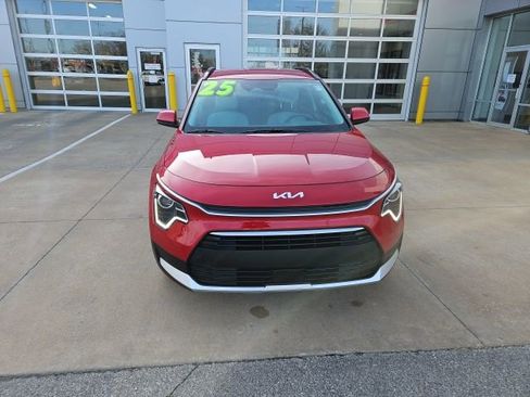 Used 2025 Kia Niro EX image 2