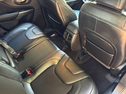 Used 2019 Jeep Cherokee Latitude Plus AWD/4WD image 31