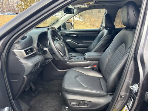 Used 2024 Toyota Highlander XLE image 9