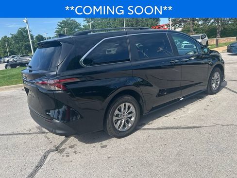 Used 2026 Toyota Sienna XLE FWD image 5