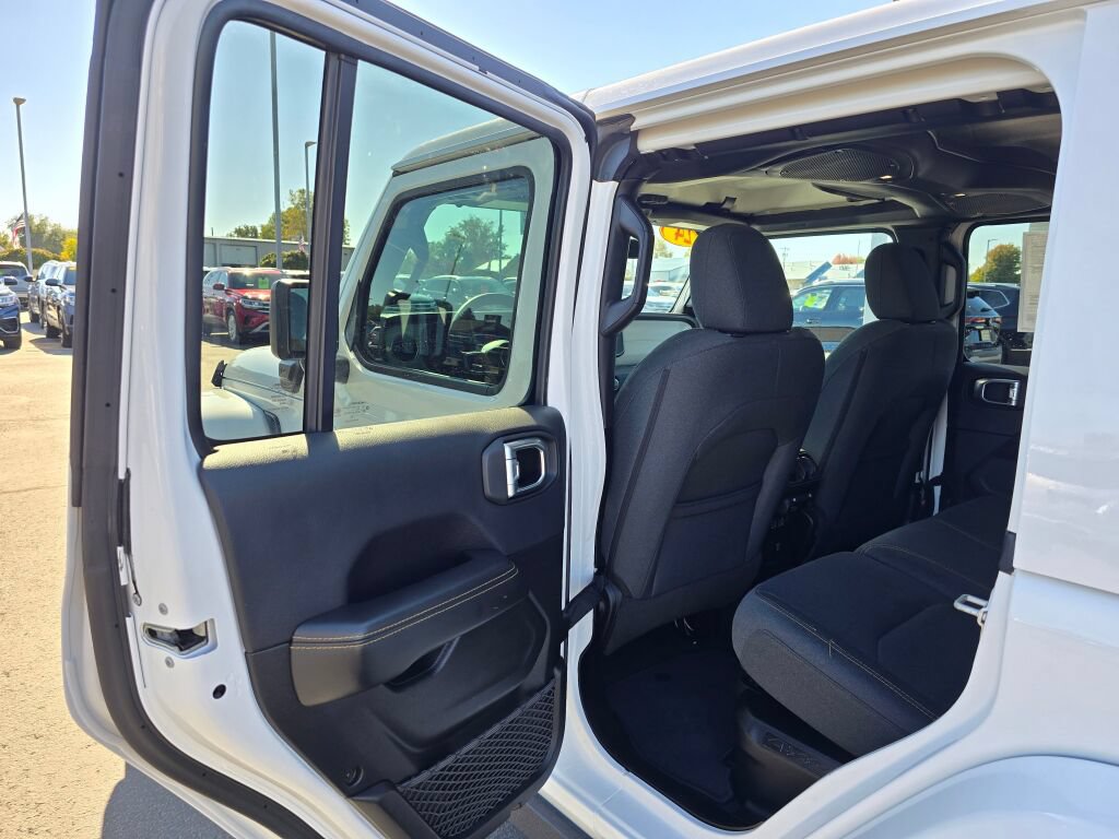 Used 2024 Jeep Wrangler Unlimited Sahara AWD/4WD image 17