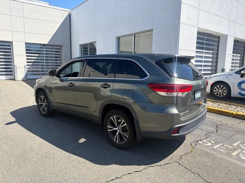 Used 2017 Toyota Highlander LE AWD/4WD image 2