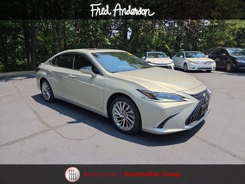 Used 2022 Lexus ES 300h Ultra Luxury w/ Accessory Package 2 FWD image 8