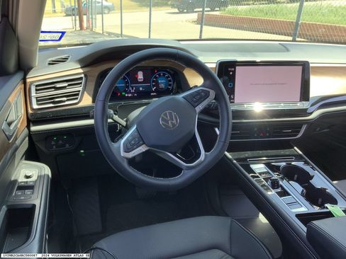 Used 2024 Volkswagen Atlas SE FWD image 12