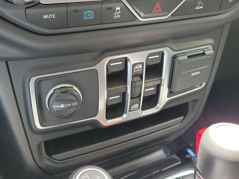 Used 2023 Jeep Wrangler Unlimited Sahara w/ Cold Weather Group AWD/4WD image 27