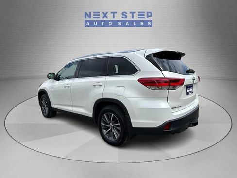 Used 2019 Toyota Highlander XLE AWD/4WD image 5