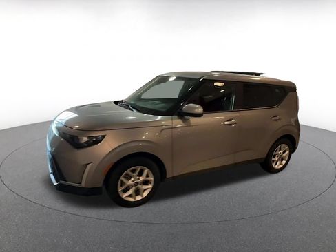 Used 2025 Kia Soul LX w/ LX Technology Package FWD image 4