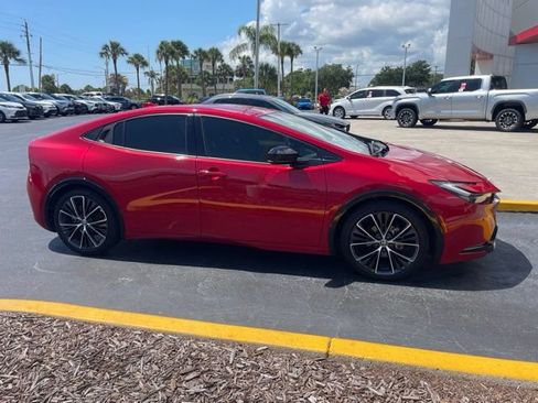 Used 2024 Toyota Prius XLE FWD image 4