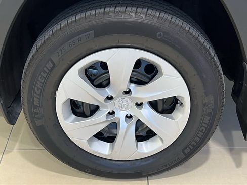 Used 2024 Toyota RAV4 LE AWD/4WD image 4