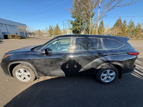 Used 2023 Toyota Highlander LE image 2