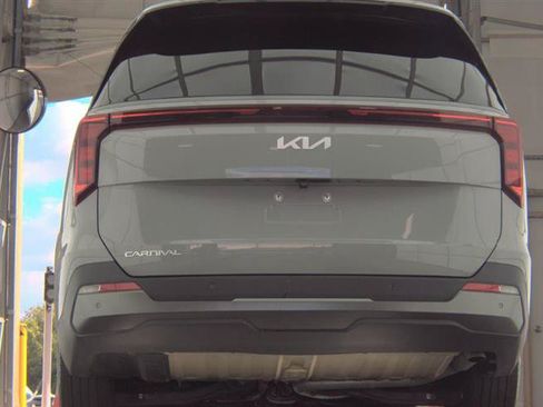 Used 2025 Kia Carnival SX FWD image 5